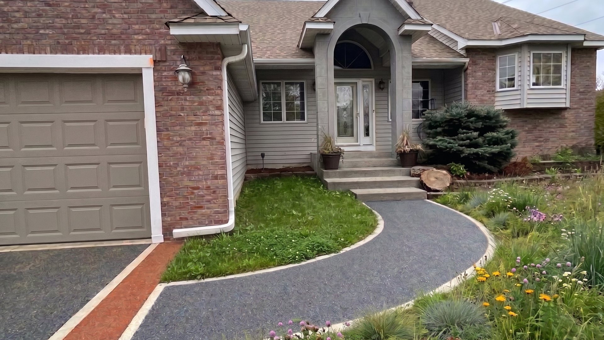 An AOne Materials® StonePave resin-bound driveway of natural stone aggregate, laid joint-free.